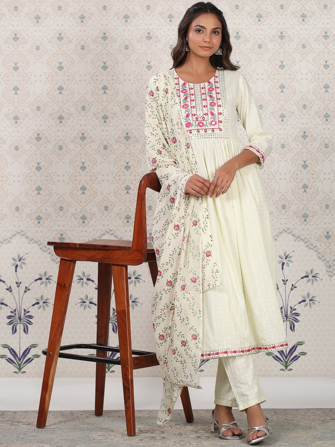 Ode by House of Pataudi Women Yellow Yoke Design Empire Kurta with Trousers & Dupatta
Ode by House of Pataudi Women Yellow Yoke Design Empire Kurta with Trousers & Dupatta
