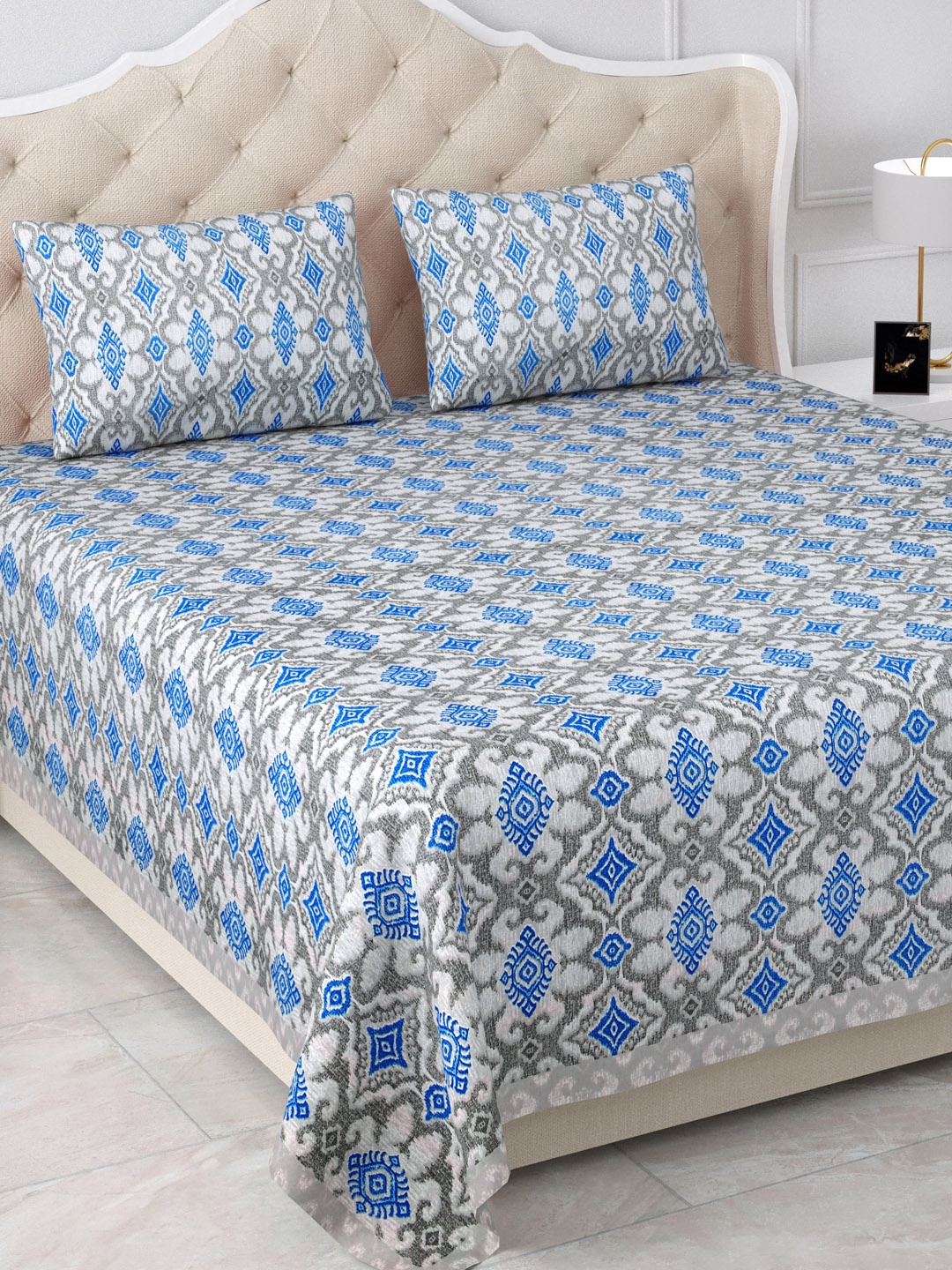 Aapno Rajasthan Jaipuri Blue Ethnic Motifs 120 TC Cotton King Bedsheet & 2 Pillow Covers
Aapno Rajasthan Jaipuri Blue Ethnic Motifs 120 TC Cotton King Bedsheet & 2 Pillow Covers