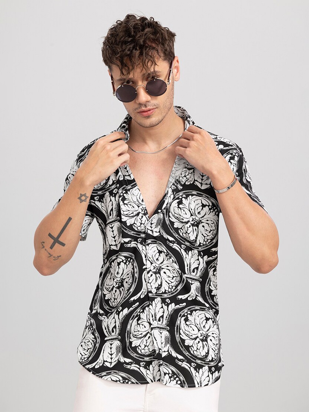 Snitch Black & White Classic Slim Fit Ethnic Motifs Printed Spread Collar Casual Shirt
Snitch Black & White Classic Slim Fit Ethnic Motifs Printed Spread Collar Casual Shirt