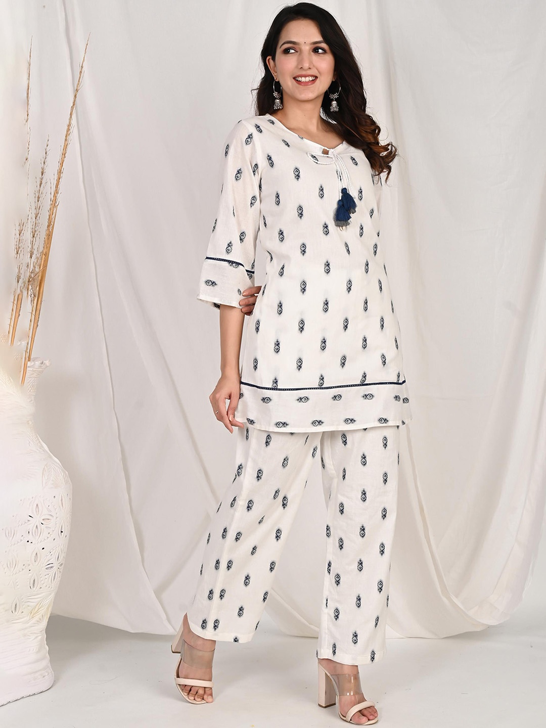 Do Dhaage Ethnic Motifs Printed Regular Pure Cotton Kurta with Trousers, Off white
Do Dhaage Ethnic Motifs Printed Regular Pure Cotton Kurta with Trousers, Off white