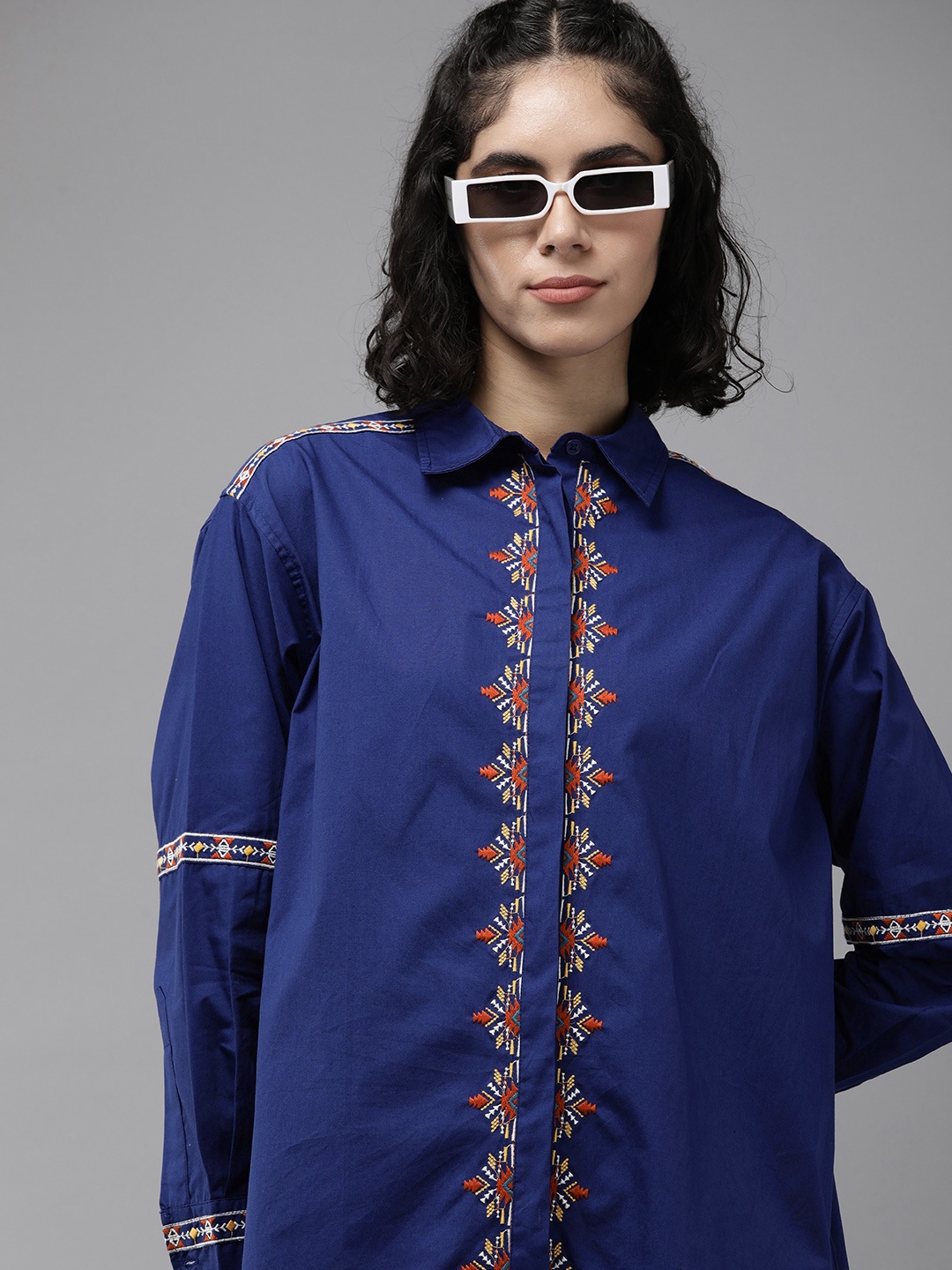 The Roadster Life Co. Embroidered Spread Collar Pure Cotton Longline Casual Shirt, Blue
The Roadster Life Co. Embroidered Spread Collar Pure Cotton Longline Casual Shirt, Blue
