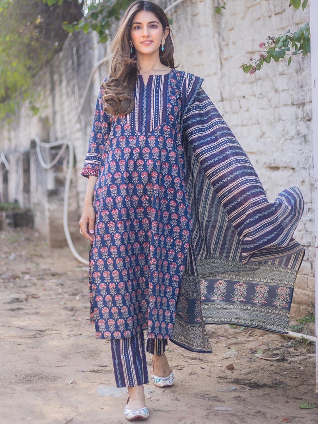 DIMPLE DESIGN STUDIO Ethnic Motifs Printed Pure Cotton Kurta With Trousers & Dupatta, Blue
DIMPLE DESIGN STUDIO Ethnic Motifs Printed Pure Cotton Kurta With Trousers & Dupatta, Blue