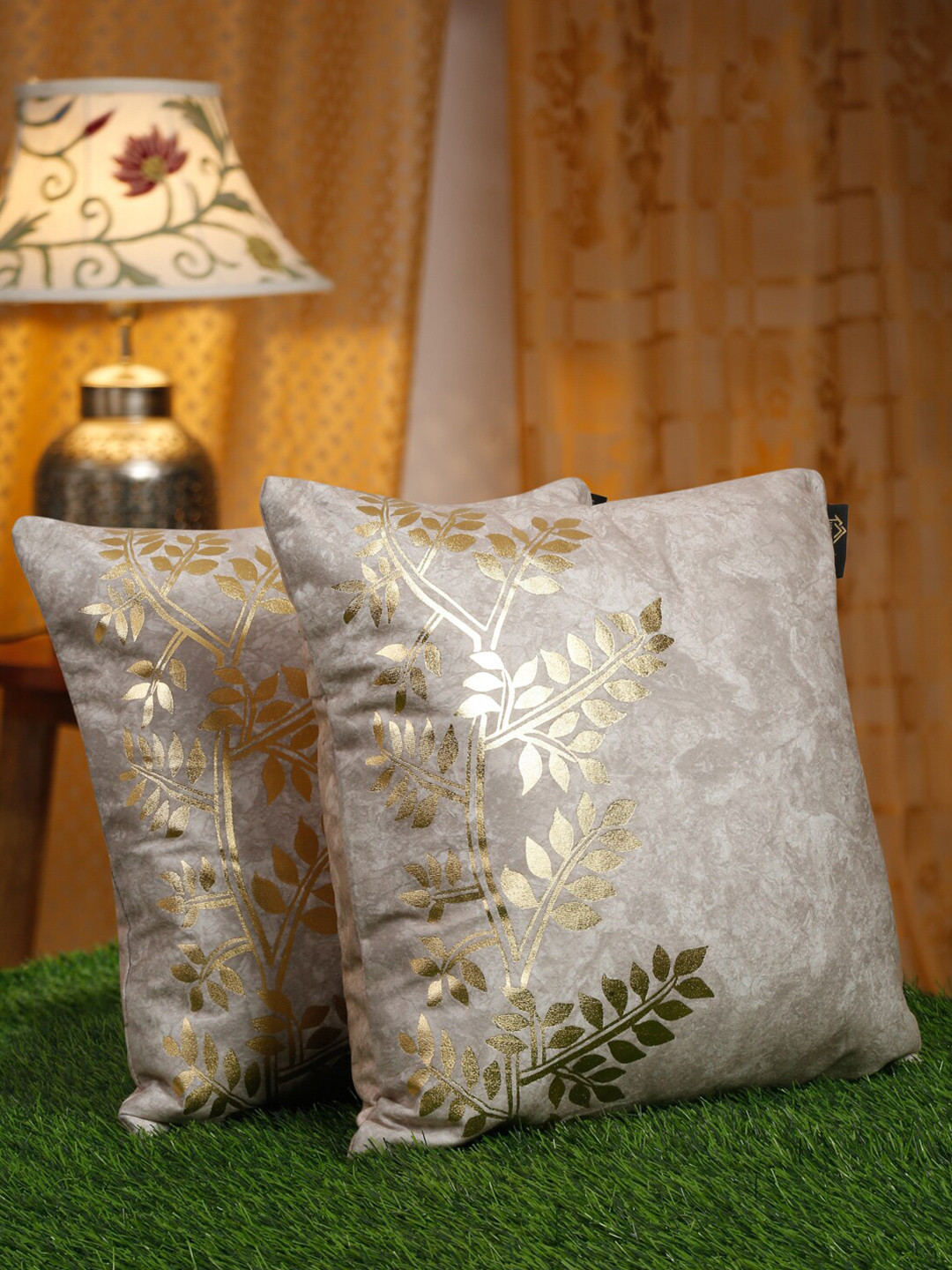 HOSTA HOMES Cream-Coloured & Gold-Toned 2 Pcs Ethnic Motifs Velvet Square Cushion Covers
HOSTA HOMES Cream-Coloured & Gold-Toned 2 Pcs Ethnic Motifs Velvet Square Cushion Covers