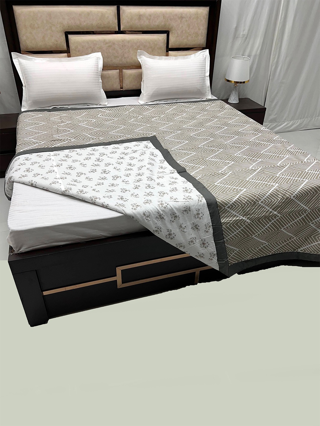 Pure Decor White & Green Floral AC Room 300 GSM Pure Cotton Reversible Double Bed Dohar
Pure Decor White & Green Floral AC Room 300 GSM Pure Cotton Reversible Double Bed Dohar
