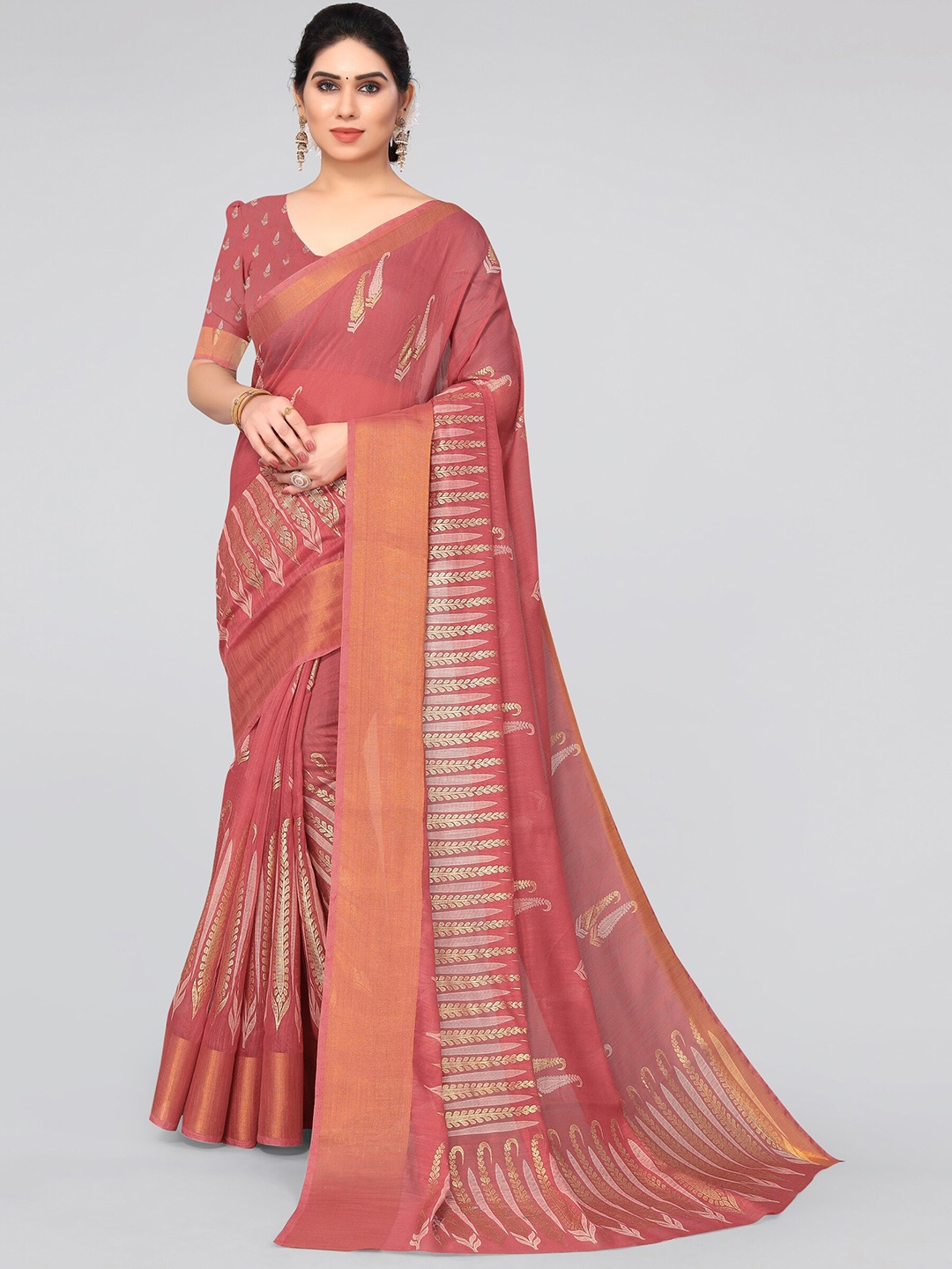 MIRCHI FASHION Coral & White Paisley Printed Zari Saree