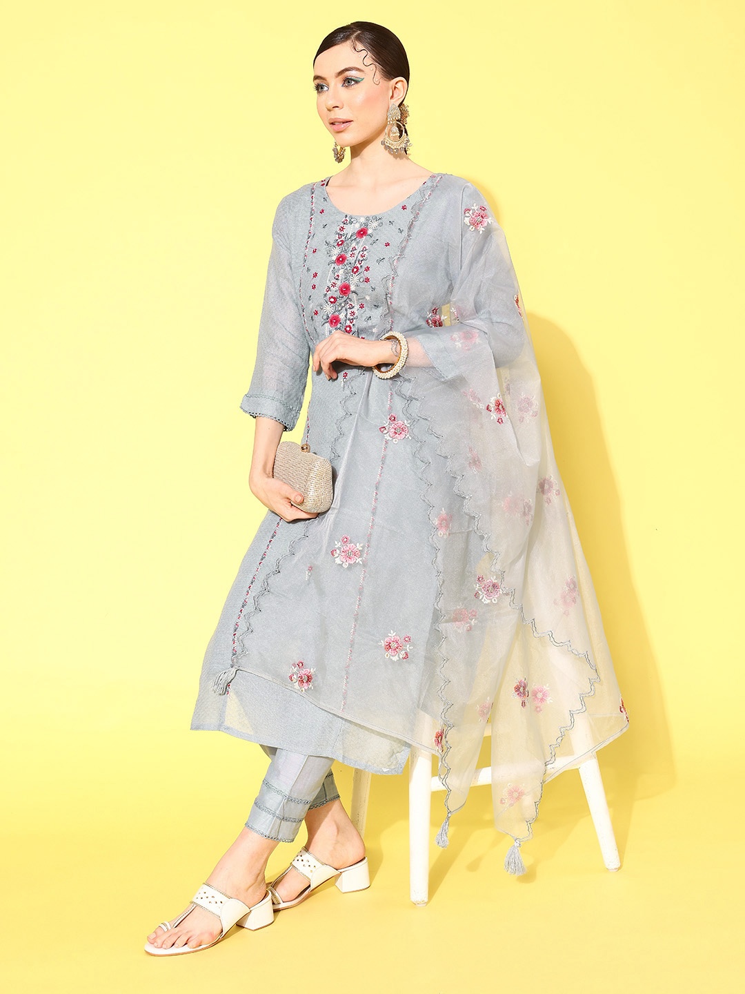 Indo Era Women Grey Floral Embroidered Regular Thread Work Kurta with Trousers & Dupatta
Indo Era Women Grey Floral Embroidered Regular Thread Work Kurta with Trousers & Dupatta