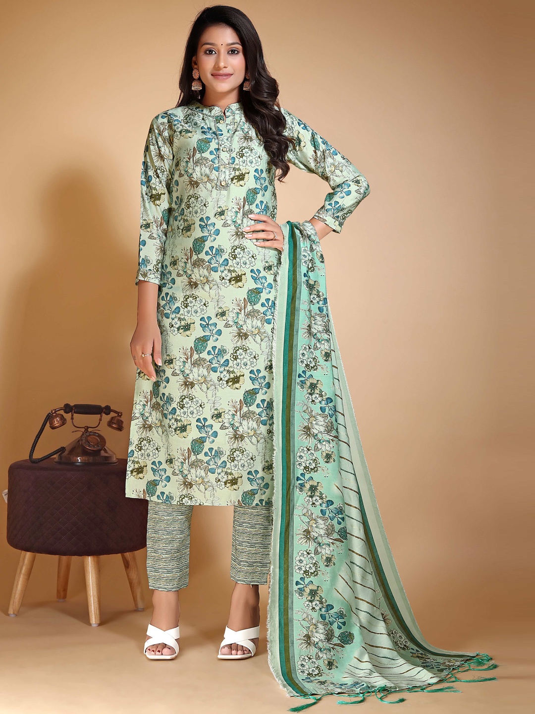 Vidraa Western Store Floral Printed Straight Chanderi Cotton Kurta & Trousers With Dupatta, Green
Vidraa Western Store Floral Printed Straight Chanderi Cotton Kurta & Trousers With Dupatta, Green