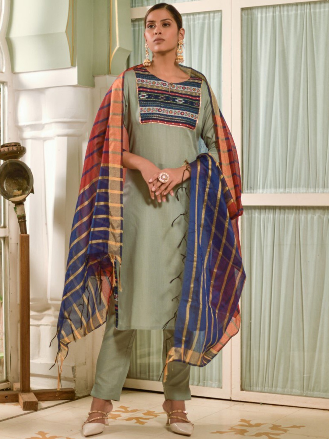 FAVRIZ Ethnic Motifs Yoke Designed Regular Gotta Patti Kurta with Trousers & Dupatta, Grey
FAVRIZ Ethnic Motifs Yoke Designed Regular Gotta Patti Kurta with Trousers & Dupatta, Grey