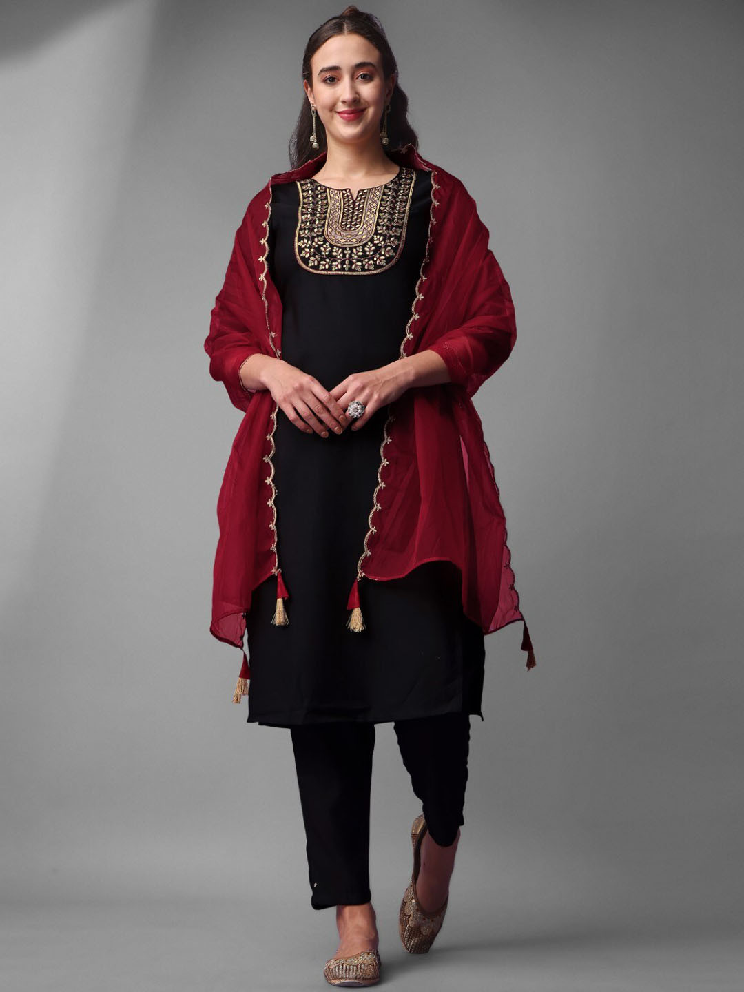 FAVRIZ Thread Work Yoke Designed Regular Kurta with Trousers & Dupatta, Black
FAVRIZ Thread Work Yoke Designed Regular Kurta with Trousers & Dupatta, Black
