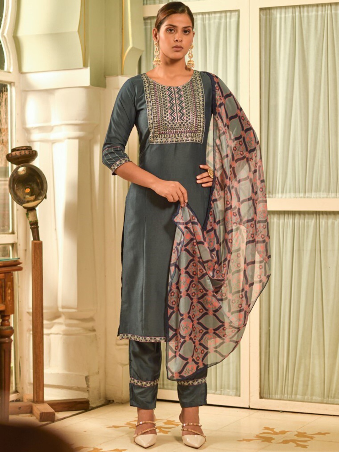 FAVRIZ Thread Work Yoke Designed Regular Kurta with Trousers & Dupatta, Grey