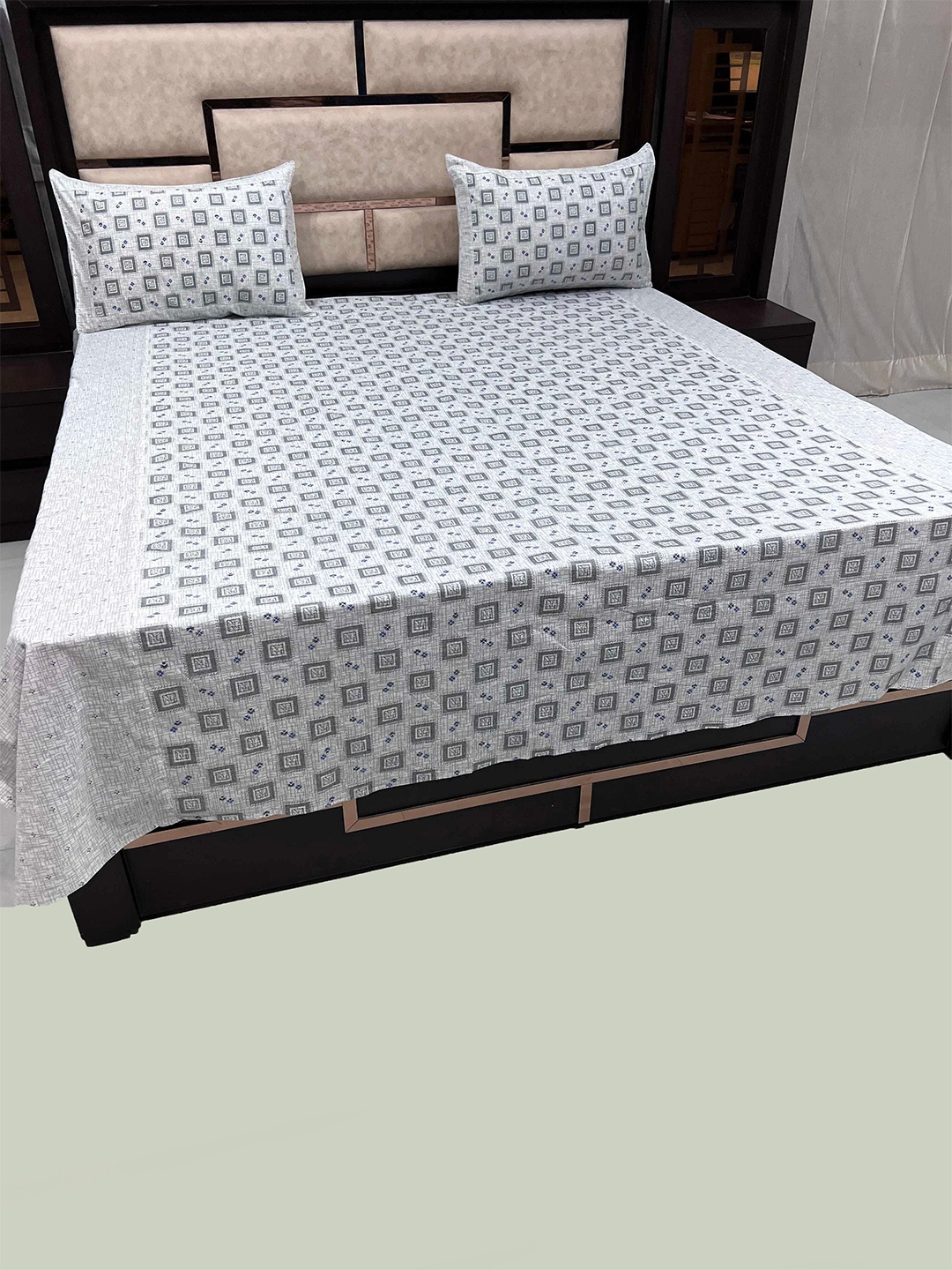 Pure Decor Grey & White Geometric 250 TC Pure Cotton Queen Bedsheet with 2 Pillow Covers
Pure Decor Grey & White Geometric 250 TC Pure Cotton Queen Bedsheet with 2 Pillow Covers
