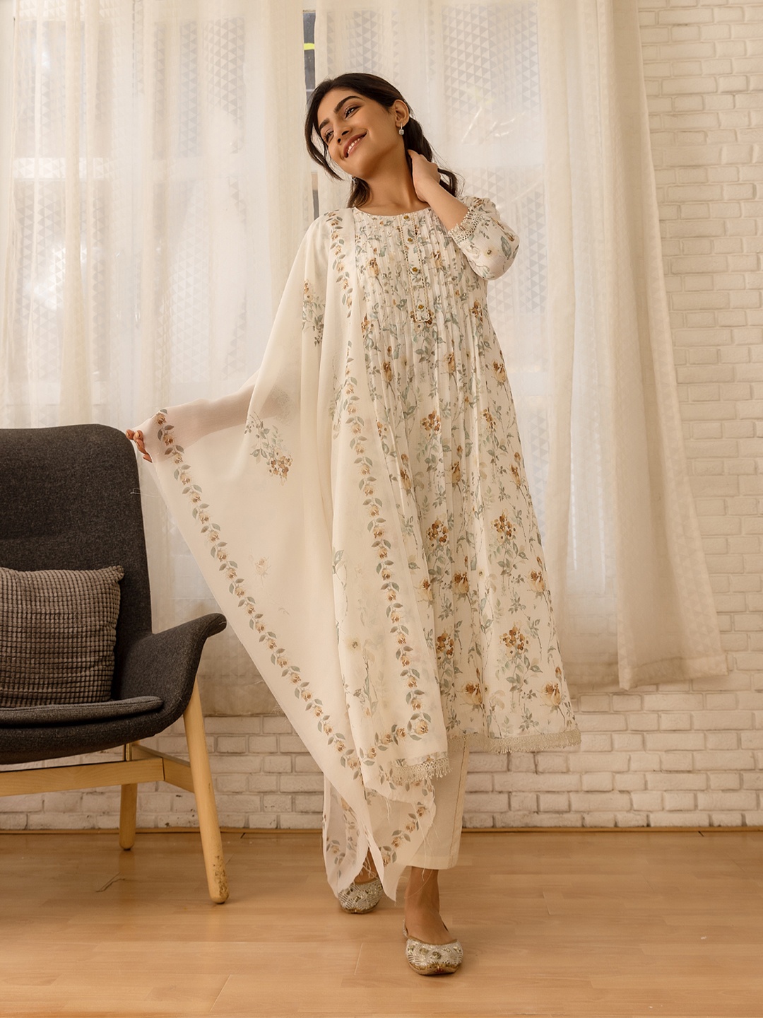Ishin Off White Floral Printed Pleated Sequinned Linen Kurta with Trousers & With Dupatta
Ishin Off White Floral Printed Pleated Sequinned Linen Kurta with Trousers & With Dupatta