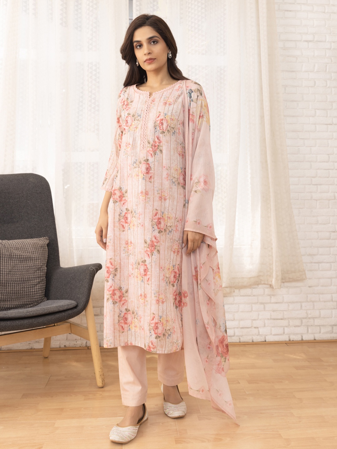 Ishin Pink Floral Printed Regular Sequinned Linen Kurta with Trousers & With Dupatta
Ishin Pink Floral Printed Regular Sequinned Linen Kurta with Trousers & With Dupatta