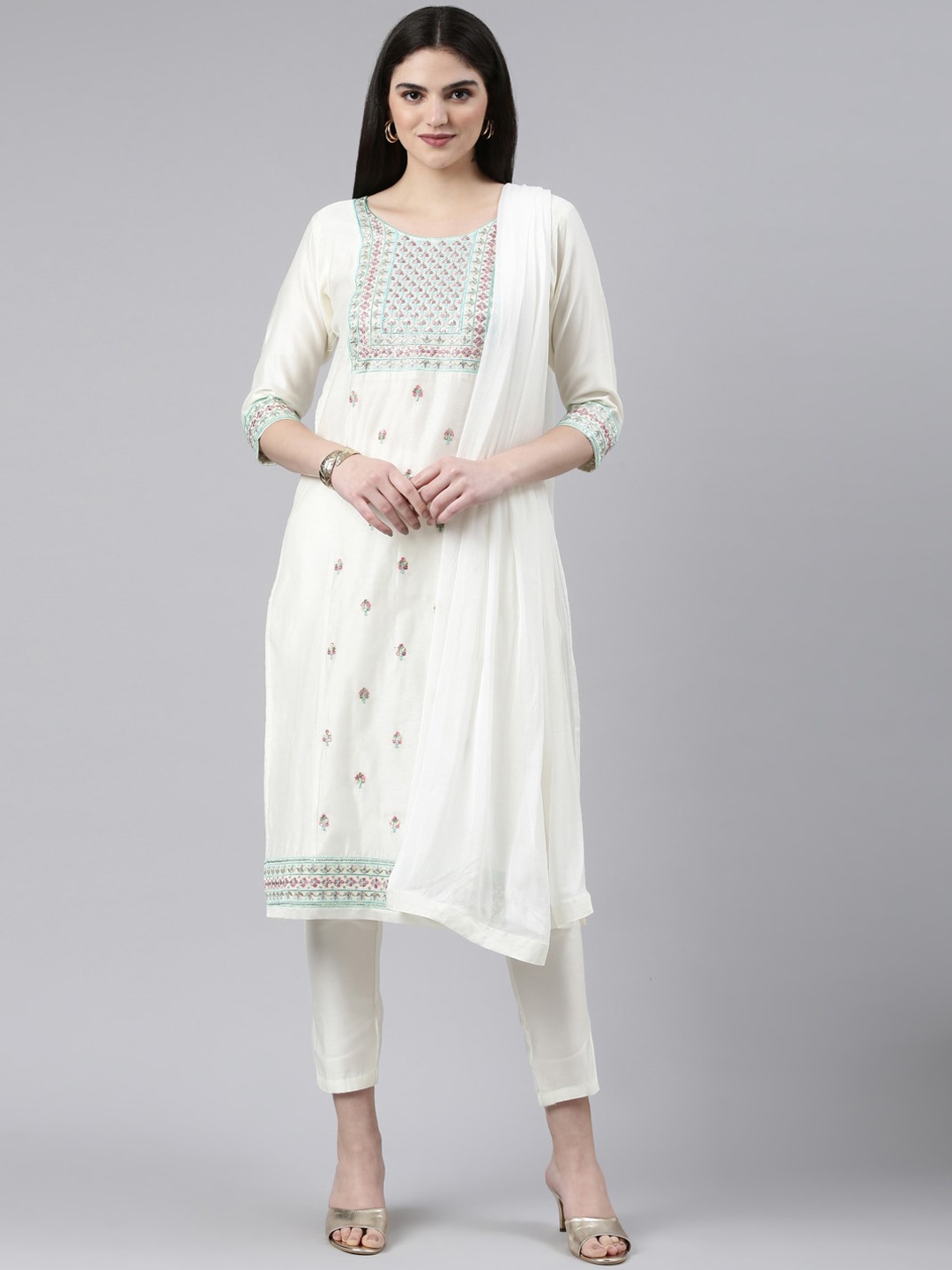 GOLDSTROMS Ethnic Motifs Embroidered Sequinned Chanderi Silk Kurta With Trousers & Dupatta, White
GOLDSTROMS Ethnic Motifs Embroidered Sequinned Chanderi Silk Kurta With Trousers & Dupatta, White