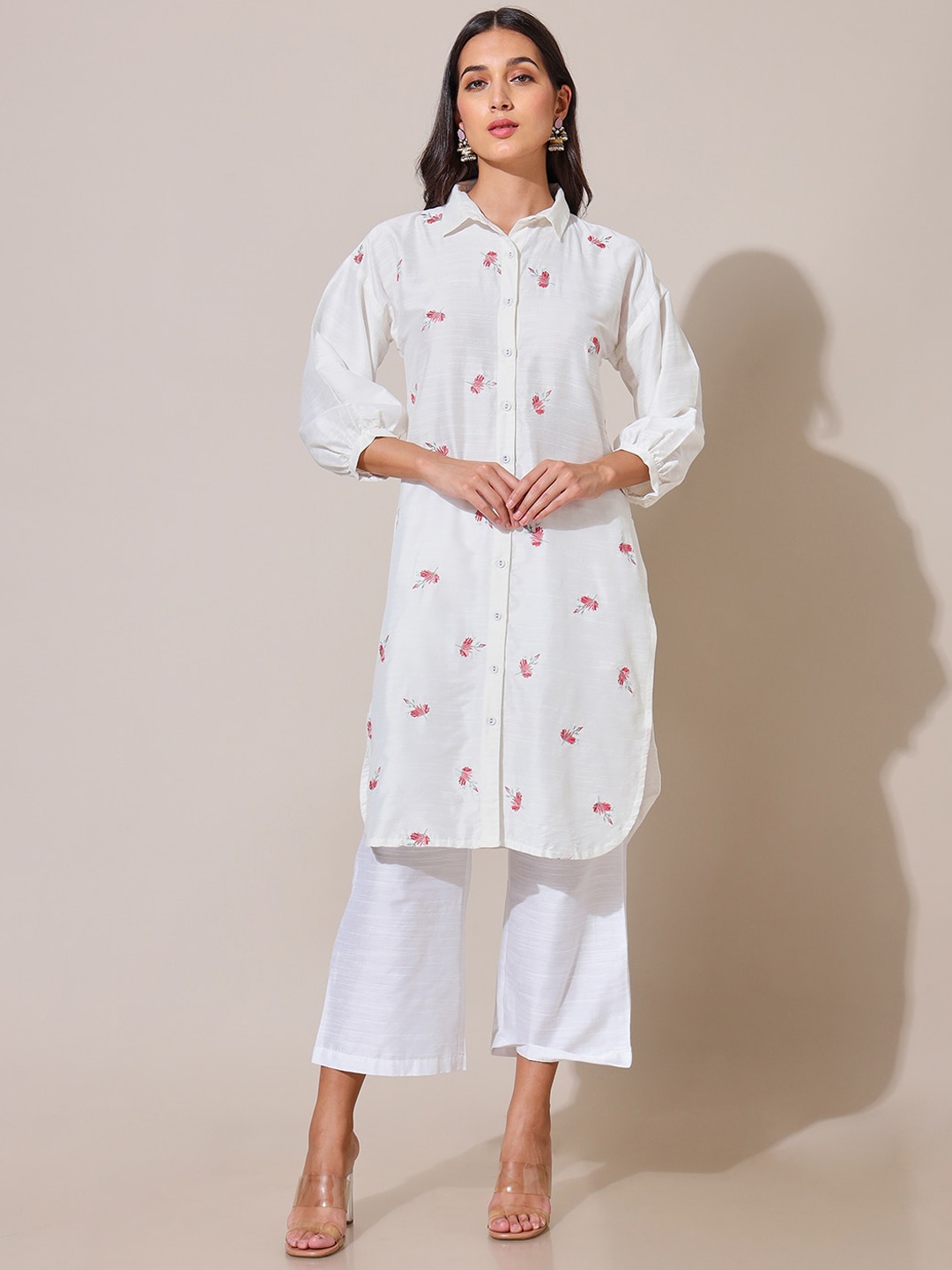 Saaki Floral Embroidered Regular Thread Work Straight Kurta with Trousers, Off white
Saaki Floral Embroidered Regular Thread Work Straight Kurta with Trousers, Off white