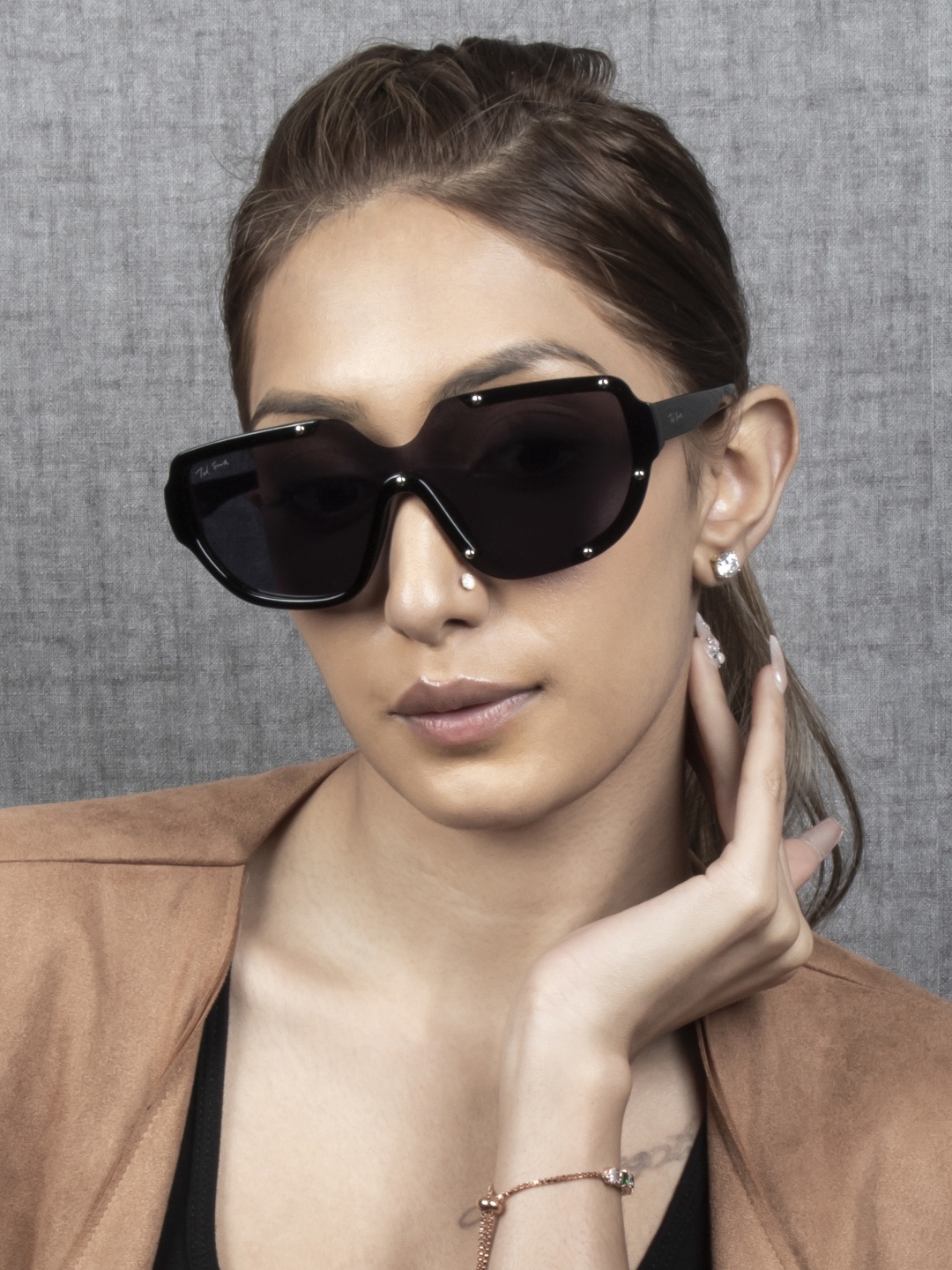 Ted Smith Unisex Black Lens & Black Shield Sunglasses with UV Protected Lens NUFACE_C1
Ted Smith Unisex Black Lens & Black Shield Sunglasses with UV Protected Lens NUFACE_C1