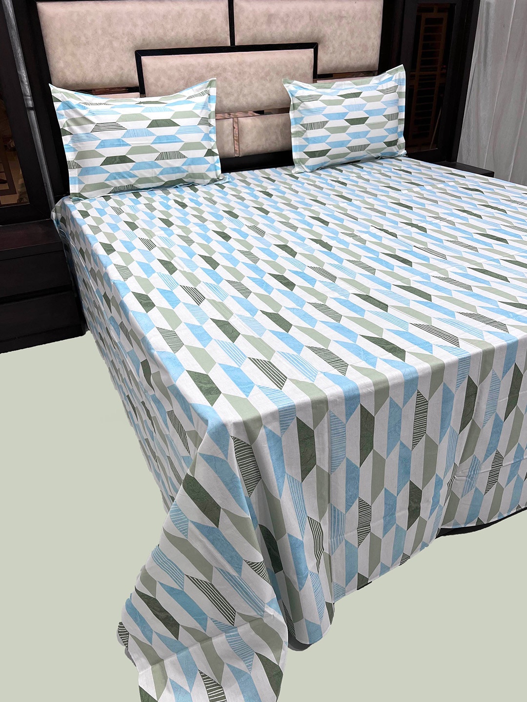Pure Decor White & Green Geometric 350 TC Cotton King Bedsheet with 2 Pillow Covers
Pure Decor White & Green Geometric 350 TC Cotton King Bedsheet with 2 Pillow Covers