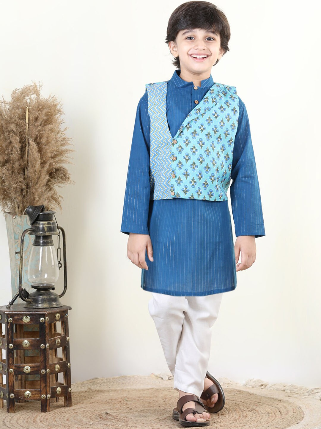 Here&Now X Kinder Kids Boys Striped Regular Pure Cotton Kurta with Pyjamas & Waistcoat, Blue
Here&Now X Kinder Kids Boys Striped Regular Pure Cotton Kurta with Pyjamas & Waistcoat, Blue