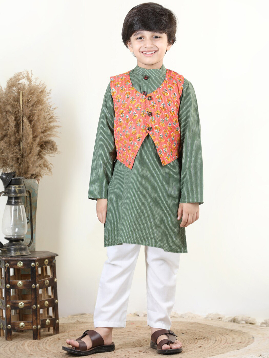 Here&Now X Kinder Kids Boys Striped Regular Pure Cotton Kurta With Pyjamas & Nehru Jacket, Green
Here&Now X Kinder Kids Boys Striped Regular Pure Cotton Kurta With Pyjamas & Nehru Jacket, Green