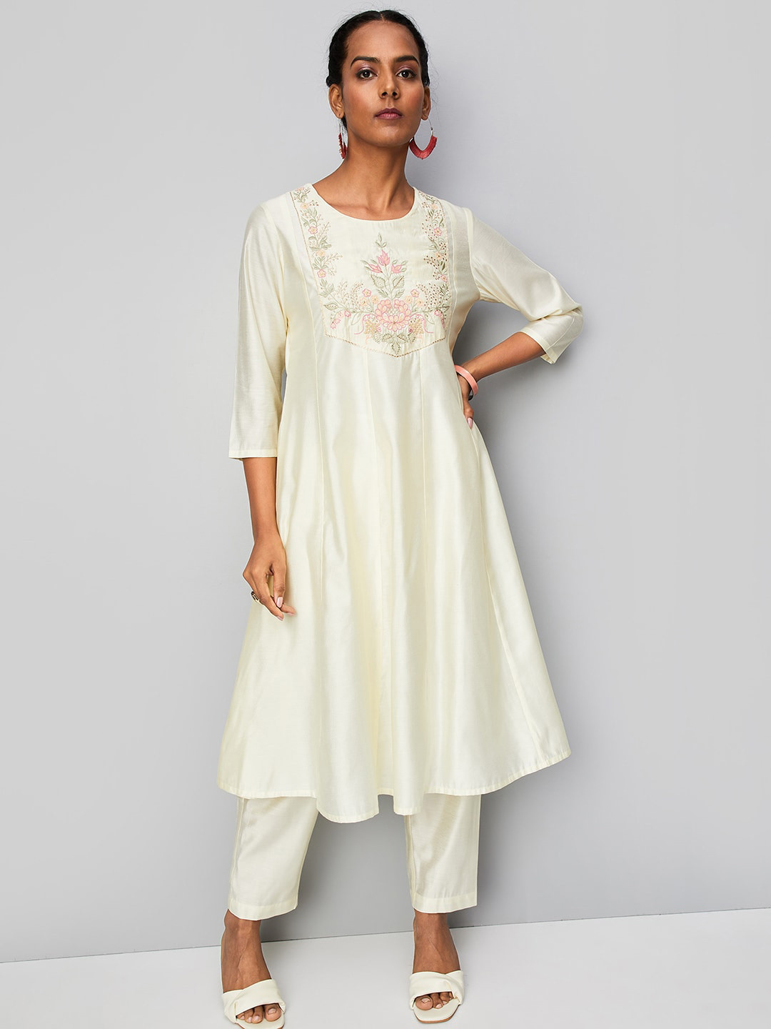 max Ethnic Motifs Embroidered Regular Thread Work Kurta with Trousers & Dupatta, Beige
max Ethnic Motifs Embroidered Regular Thread Work Kurta with Trousers & Dupatta, Beige