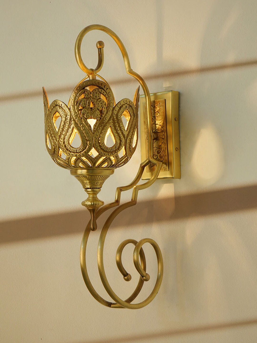 Fos Lighting Gold Toned Textured Antique Carved Unique Brass Single-Light Wall Lamp
Fos Lighting Gold Toned Textured Antique Carved Unique Brass Single-Light Wall Lamp