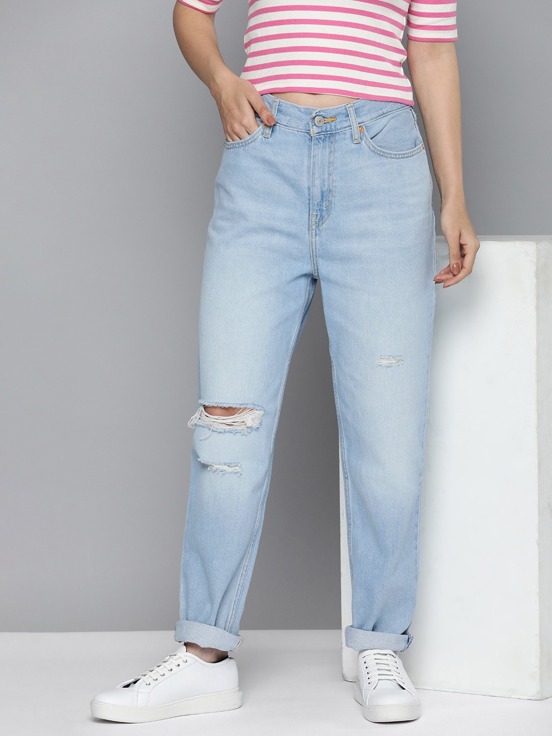 Levis Women 80S Mom Loose Tapered Fit High-Rise Mildly Distressed Pure Cotton Jeans, Blue
Levis Women 80S Mom Loose Tapered Fit High-Rise Mildly Distressed Pure Cotton Jeans, Blue