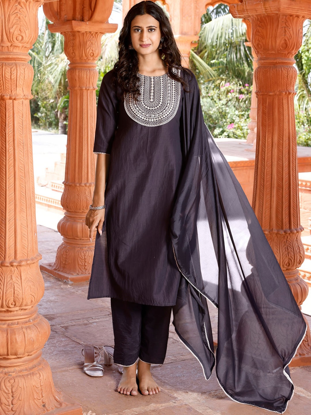 Tikhi Imli Ethnic Motifs Yoke Design Embroidered Kurta With Trousers & Dupatta, Charcoal
Tikhi Imli Ethnic Motifs Yoke Design Embroidered Kurta With Trousers & Dupatta, Charcoal