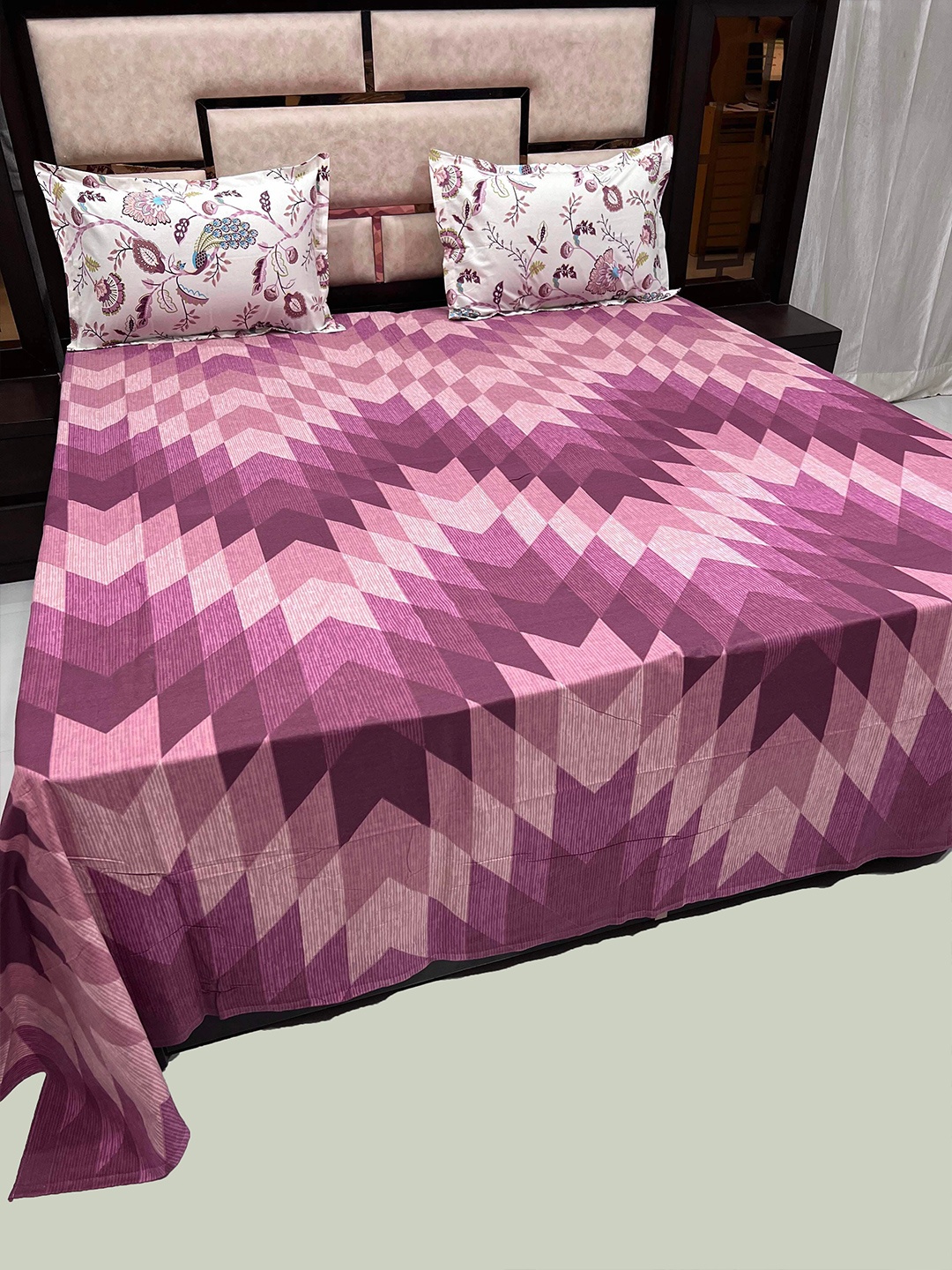 Pure Decor Vogue Maroon & Pink Geometric 350 TC Cotton King Bedsheet with 2 Pillow Covers
Pure Decor Vogue Maroon & Pink Geometric 350 TC Cotton King Bedsheet with 2 Pillow Covers