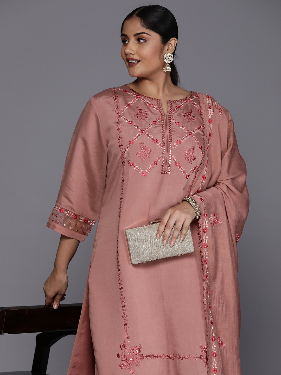 Varanga Plus Size Floral Embroidered Regular Mirror Work Kurta with Trousers & Dupatta, Mauve
Varanga Plus Size Floral Embroidered Regular Mirror Work Kurta with Trousers & Dupatta, Mauve
