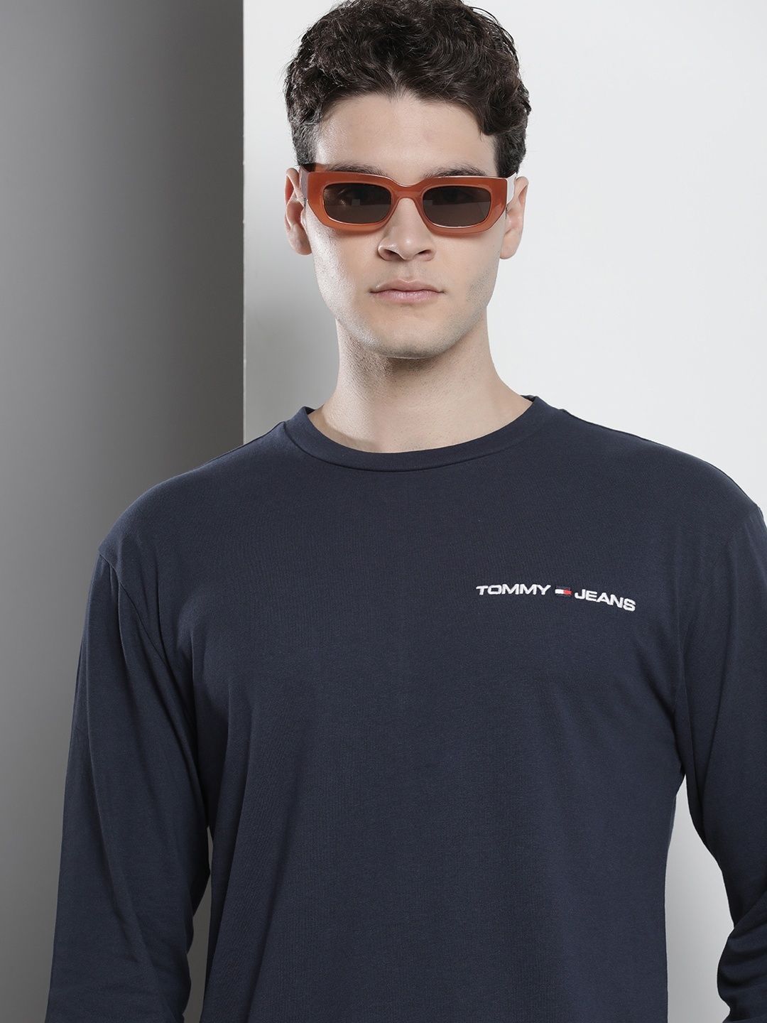 Tommy Hilfiger Sustainable Minimal Brand Logo Embroidered Pure Cotton T-shirt, Navy blue
Tommy Hilfiger Sustainable Minimal Brand Logo Embroidered Pure Cotton T-shirt, Navy blue