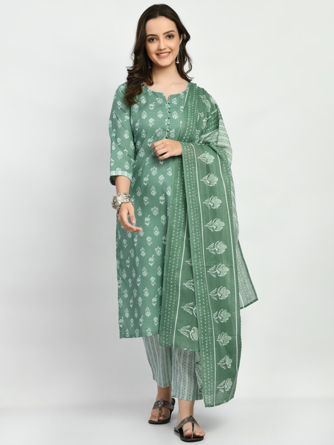 Akshatani Floral Printed Regular Pure Cotton Kurta with Trousers & With Dupatta, Green
Akshatani Floral Printed Regular Pure Cotton Kurta with Trousers & With Dupatta, Green
