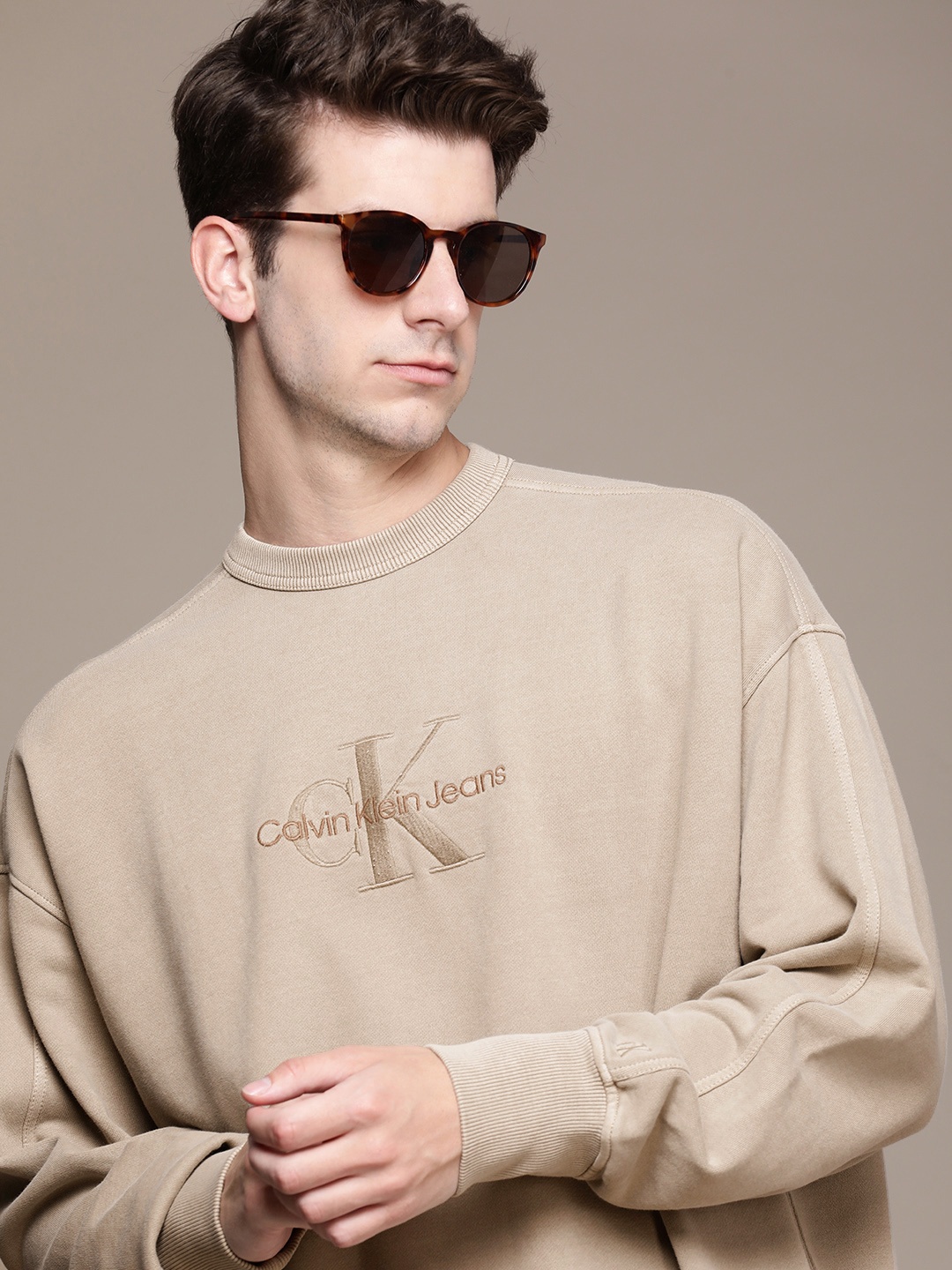 Calvin Klein Jeans Pure Cotton Brand Logo Embroidered Drop Shoulder Sleeves Sweatshirt, Beige
Calvin Klein Jeans Pure Cotton Brand Logo Embroidered Drop Shoulder Sleeves Sweatshirt, Beige