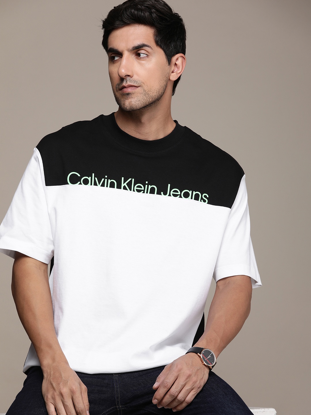 Calvin Klein Jeans Pure Cotton Colourblocked Drop-Shoulder Sleeves Boxy Casual T-shirt, White
Calvin Klein Jeans Pure Cotton Colourblocked Drop-Shoulder Sleeves Boxy Casual T-shirt, White