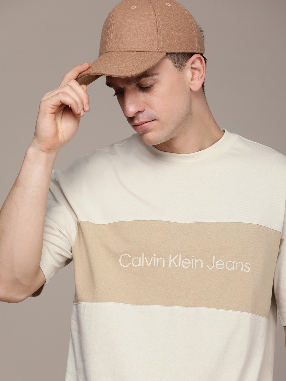 Calvin Klein Jeans Colourblocked Drop-Shoulder Sleeves Pure Cotton Boxy T-shirt, Beige
Calvin Klein Jeans Colourblocked Drop-Shoulder Sleeves Pure Cotton Boxy T-shirt, Beige