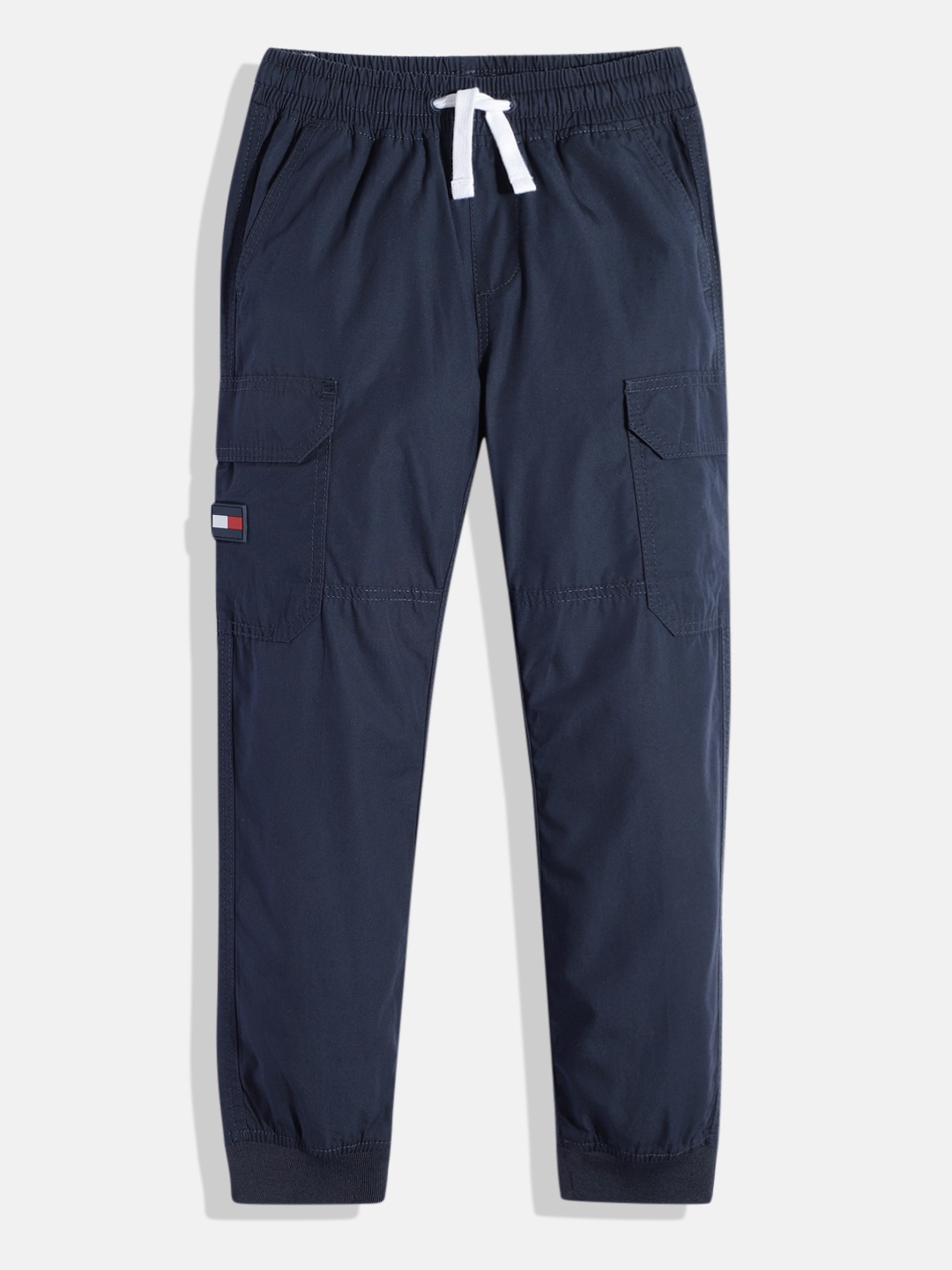 Tommy Hilfiger Boys Regular Fit Mid-Rise Plain Woven Pure Cotton Cargo Styles Joggers, Navy blue
Tommy Hilfiger Boys Regular Fit Mid-Rise Plain Woven Pure Cotton Cargo Styles Joggers, Navy blue