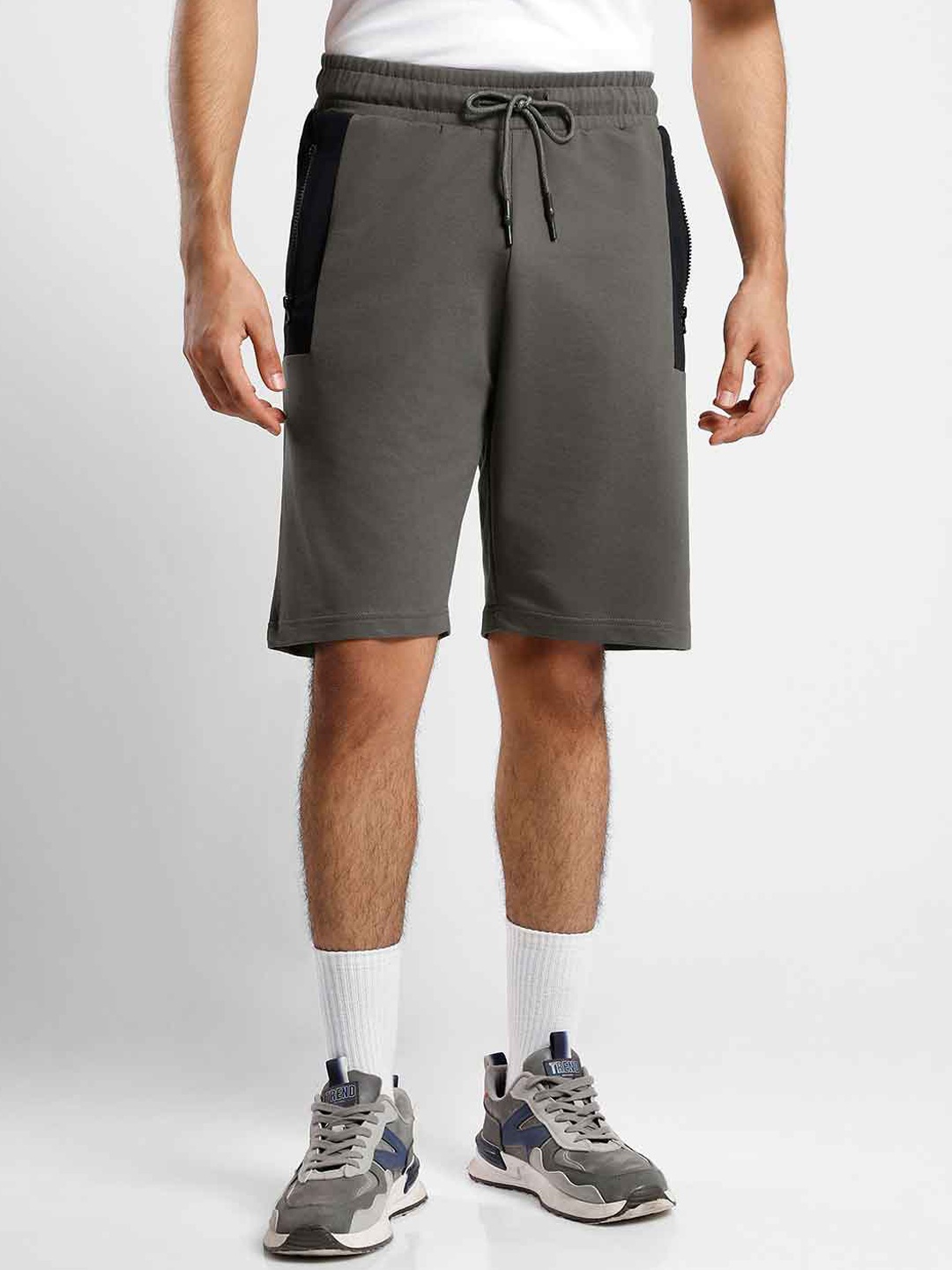 NOBERO Men Mid Rise Loose Fit Sports Shorts, Grey