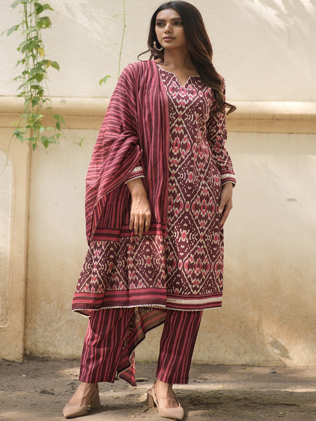 WEAVLLITE Ethnic Motifs Printed Pure Cotton Straight Kurta With Trousers & Dupatta, Maroon
WEAVLLITE Ethnic Motifs Printed Pure Cotton Straight Kurta With Trousers & Dupatta, Maroon