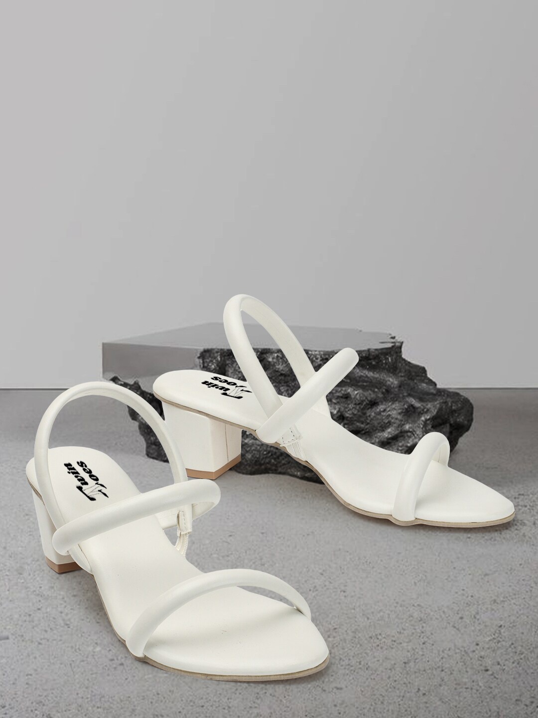 TWIN TOES Party Kitten Pumps Heels, White