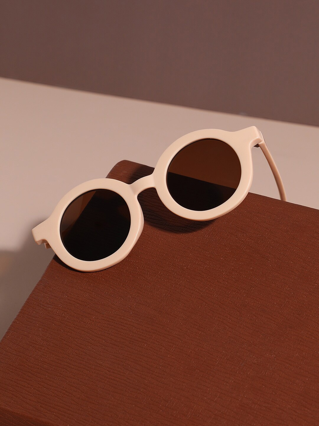 HAUTE SAUCE by Campus Sutra Women Round Sunglasses With Polarised Lens AW23_HSSG1436, Brown
HAUTE SAUCE by Campus Sutra Women Round Sunglasses With Polarised Lens AW23_HSSG1436, Brown