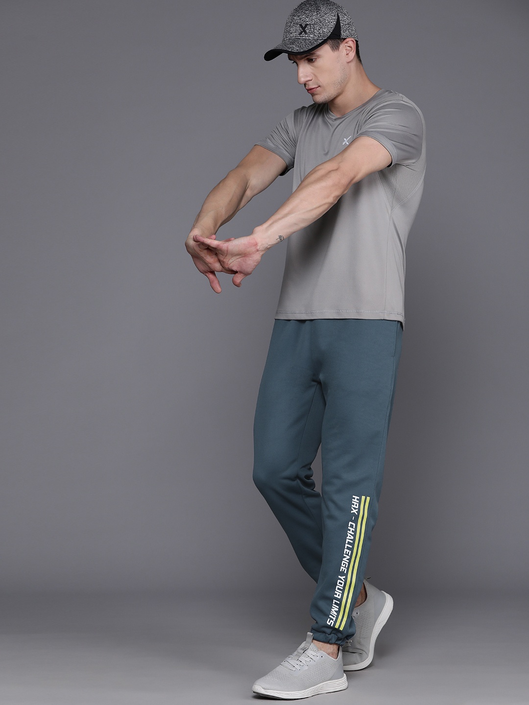 HRX by Hrithik Roshan Men Rapid-Dry Typography Training Joggers With Reflective Elements, Teal
HRX by Hrithik Roshan Men Rapid-Dry Typography Training Joggers With Reflective Elements, Teal