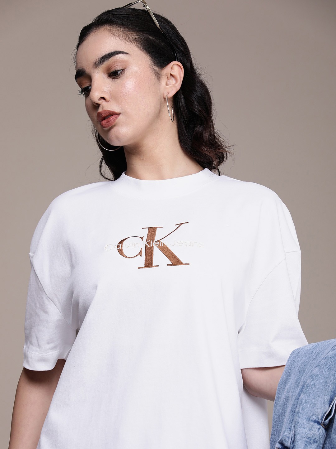 Calvin Klein Jeans Brand Logo Embroidered Drop-Shoulder Sleeves Pure Cotton T-shirt, White
Calvin Klein Jeans Brand Logo Embroidered Drop-Shoulder Sleeves Pure Cotton T-shirt, White