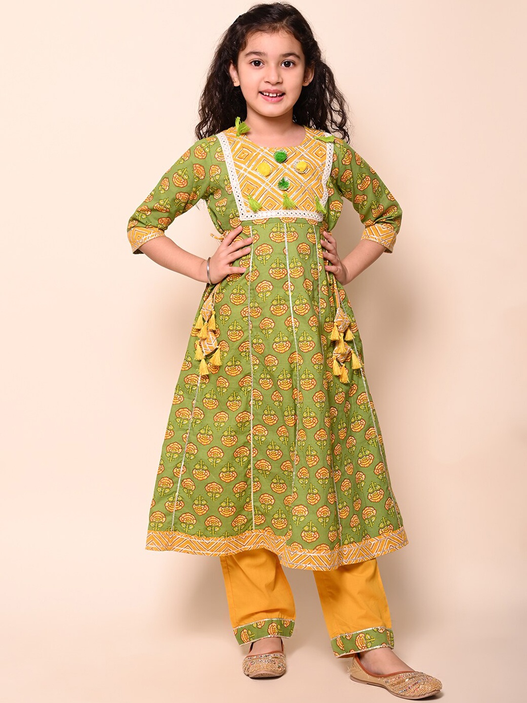 LIL PITAARA Girls Floral Printed Gotta Patti Regular Pure Cotton Kurta with Trousers, Green
LIL PITAARA Girls Floral Printed Gotta Patti Regular Pure Cotton Kurta with Trousers, Green