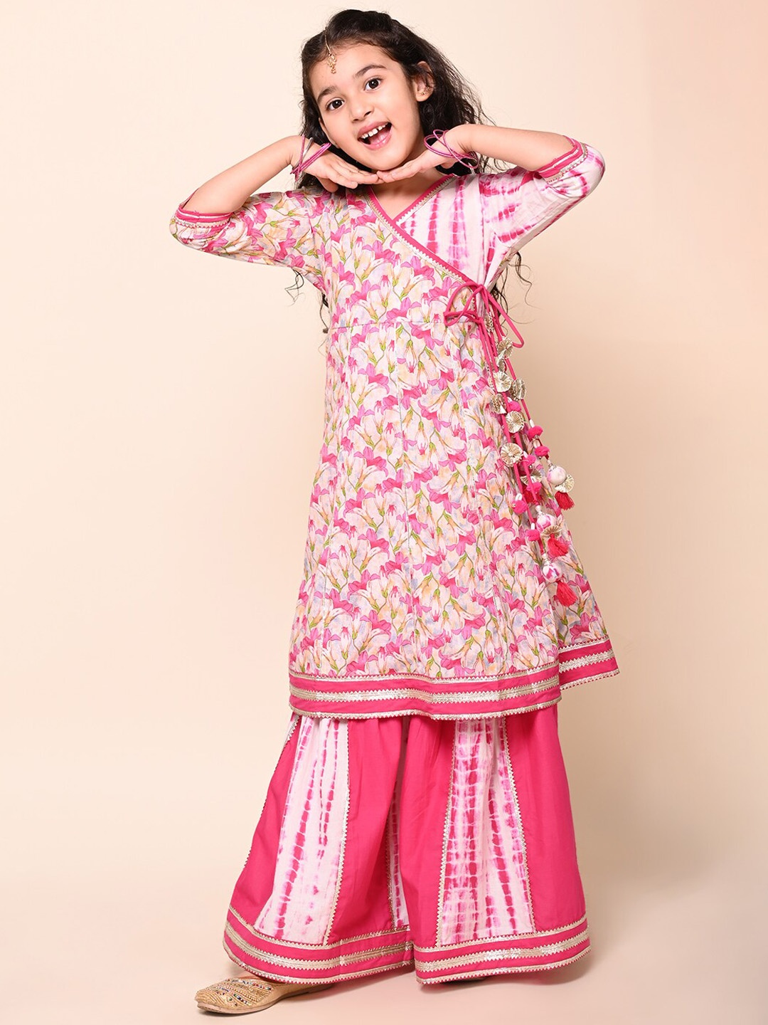 LIL PITAARA Girls Floral Printed Gotta Patti Pure Cotton Angrakha Kurta with Sharara, Pink
LIL PITAARA Girls Floral Printed Gotta Patti Pure Cotton Angrakha Kurta with Sharara, Pink