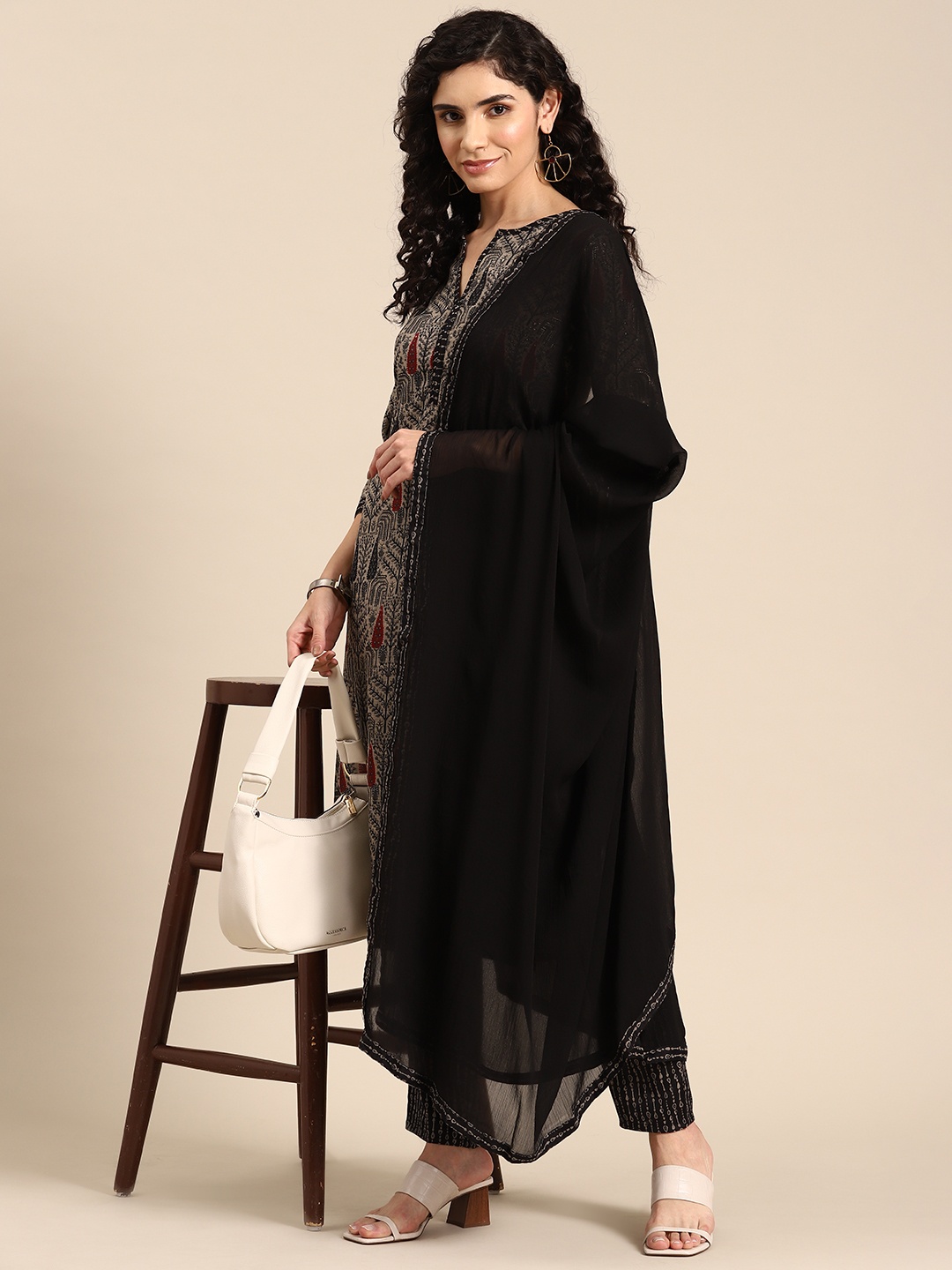 Anouk Women Ethnic Motifs Printed Regular Kurta with Trousers & With Dupatta, Black
Anouk Women Ethnic Motifs Printed Regular Kurta with Trousers & With Dupatta, Black