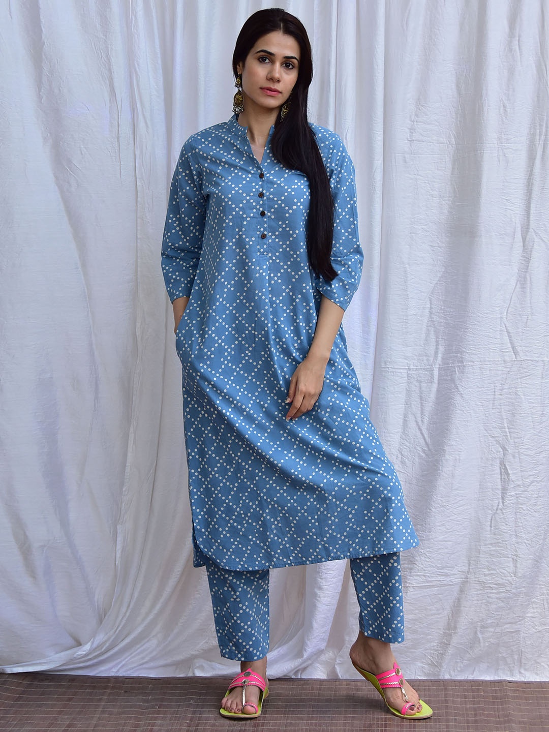 Chidiyaa Geometric Printed Mandarin Collar Pure Cotton Straight Kurta with Trousers, Blue
Chidiyaa Geometric Printed Mandarin Collar Pure Cotton Straight Kurta with Trousers, Blue