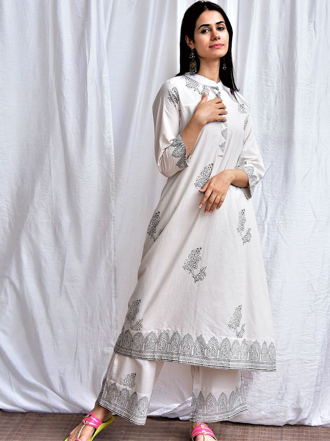 Chidiyaa Floral Printed Mandarin Collar Pure Cotton A-Line Kurta with Trousers, White
Chidiyaa Floral Printed Mandarin Collar Pure Cotton A-Line Kurta with Trousers, White