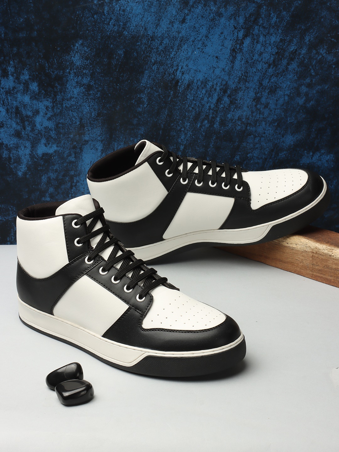 Carlton London sports Men Mid Top Colourblocked Lightweight Comfort Insole Sneakers, Black
Carlton London sports Men Mid Top Colourblocked Lightweight Comfort Insole Sneakers, Black