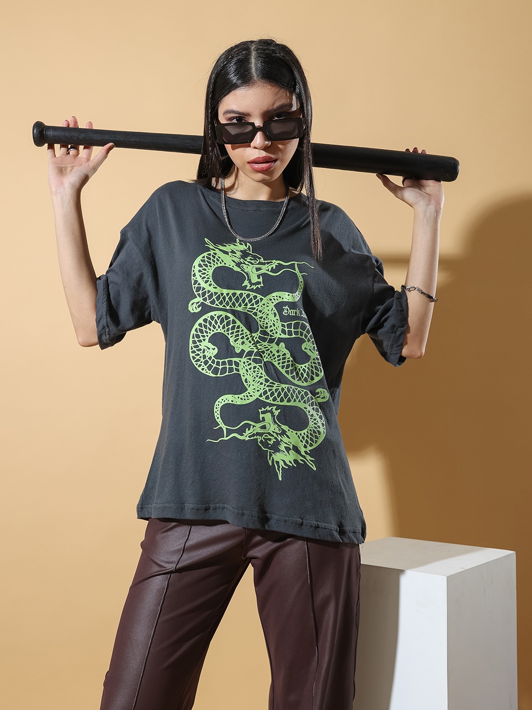Stylecast X Hersheinbox Graphic Printed Cotton Drop-Shoulder Sleeves Relaxed-Fit T-shirt, Navy blue
Stylecast X Hersheinbox Graphic Printed Cotton Drop-Shoulder Sleeves Relaxed-Fit T-shirt, Navy blue