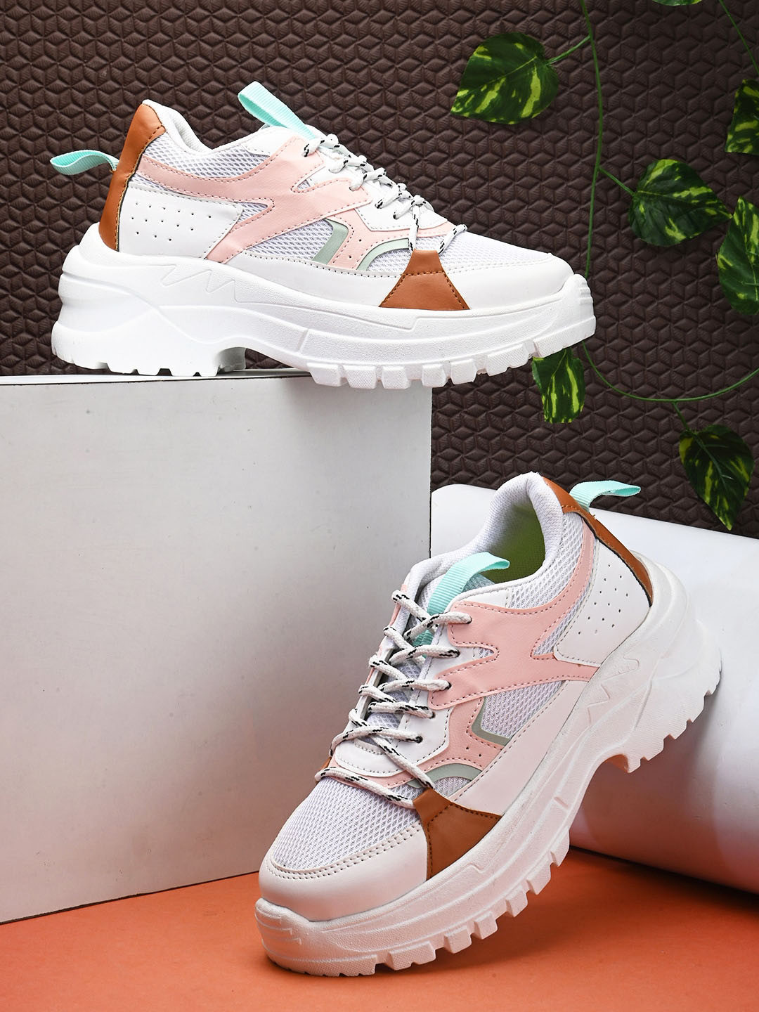 The Roadster Lifestyle Co. Women White And Pink Colourblocked Lightweight Sneakers
The Roadster Lifestyle Co. Women White And Pink Colourblocked Lightweight Sneakers
