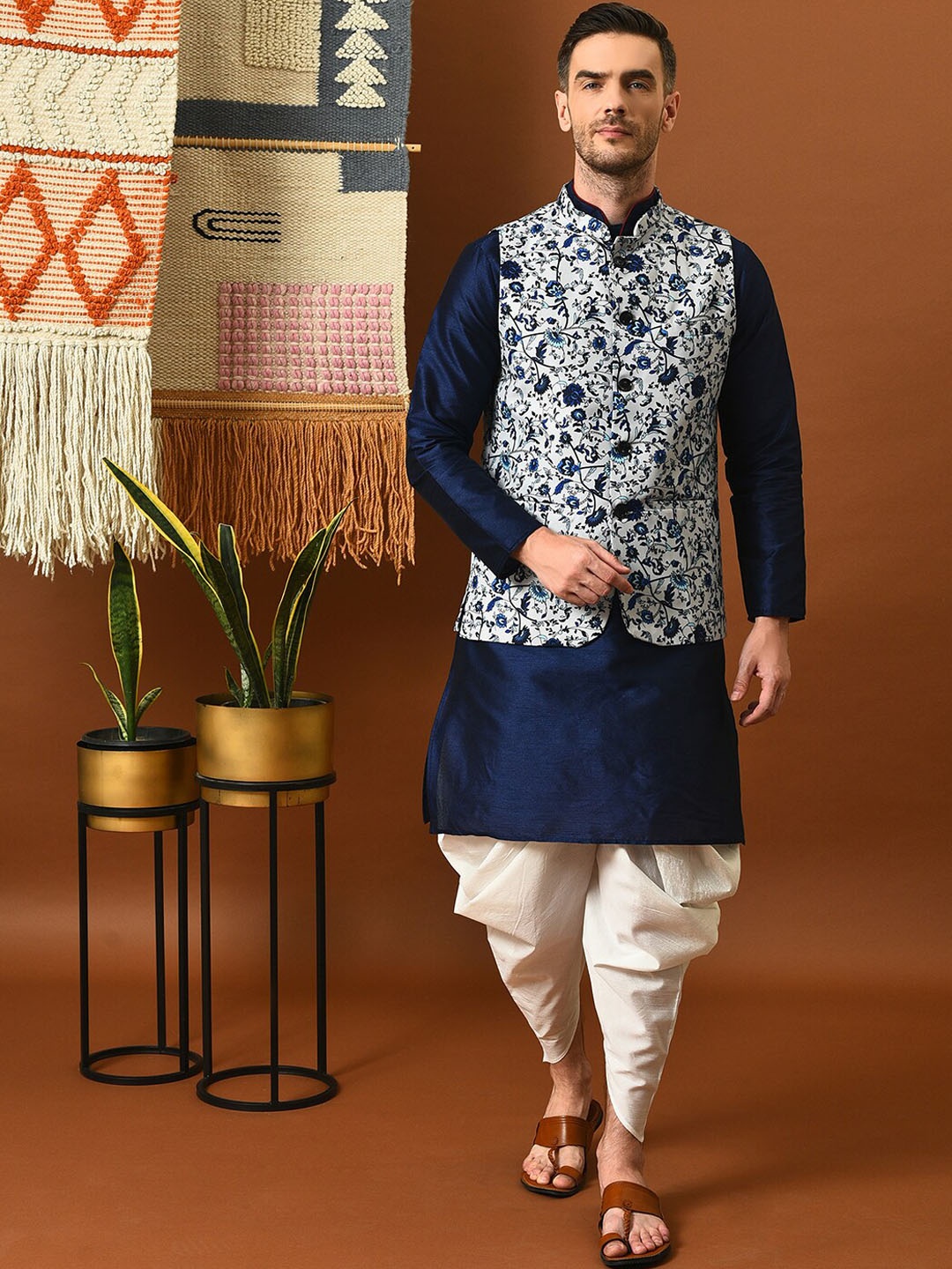 hangup trend Mandarin Collar Straight Kurta & Pyjamas With Nehru Jacket, Navy blue
hangup trend Mandarin Collar Straight Kurta & Pyjamas With Nehru Jacket, Navy blue